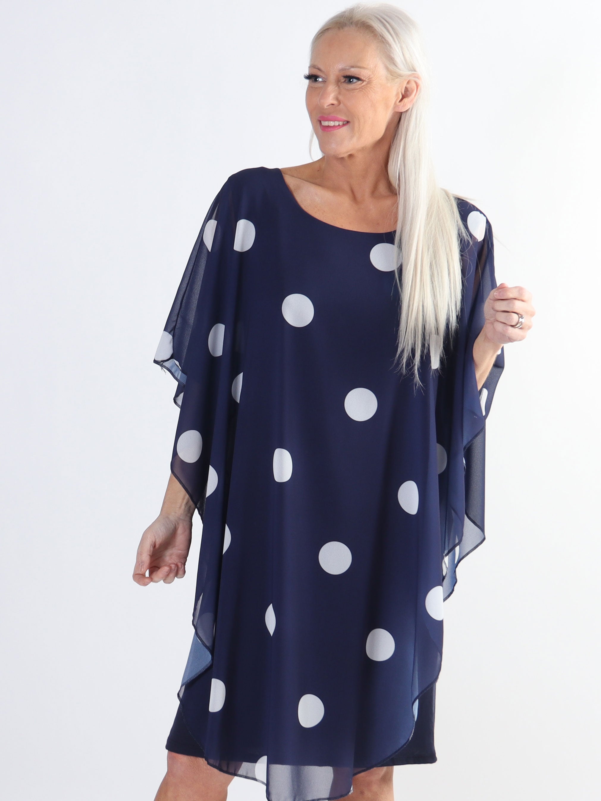 Kenya Dot - Tunikaklänning i plus size med prickigt chiffonglager